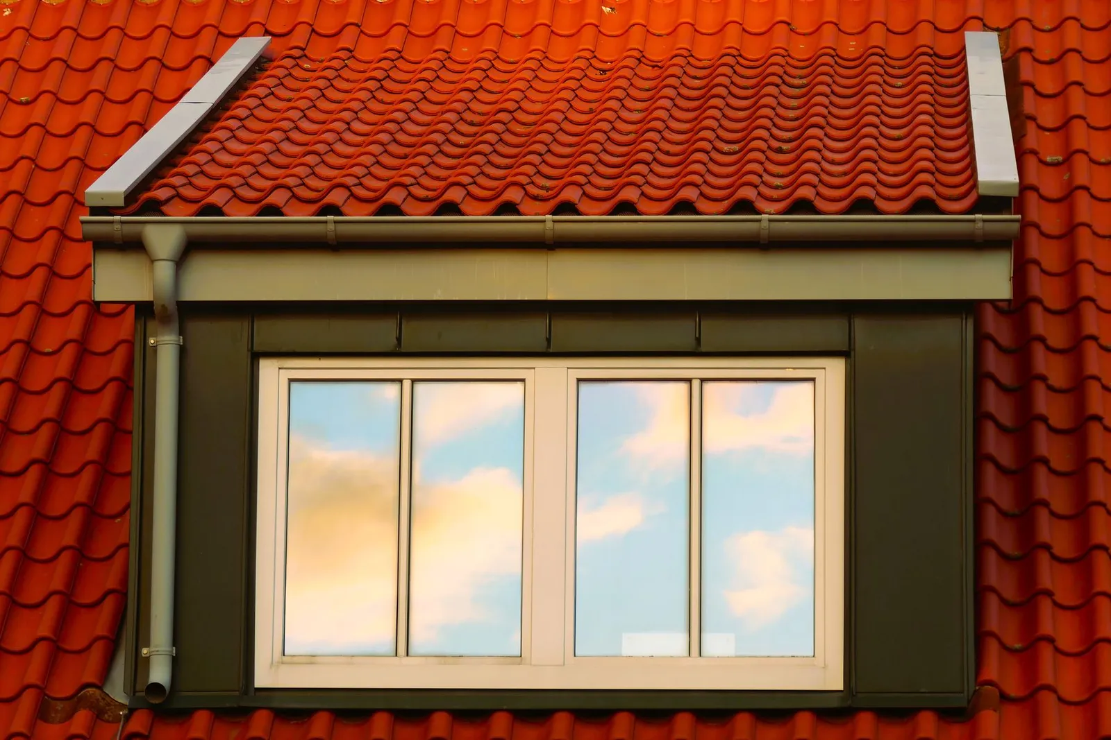 Détail des tuiles et de leur recouvrement sur une toiture